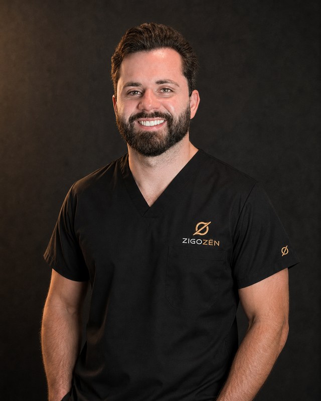Dr. Derek Rausis dos Reis, de uniforme ZIGOZEN